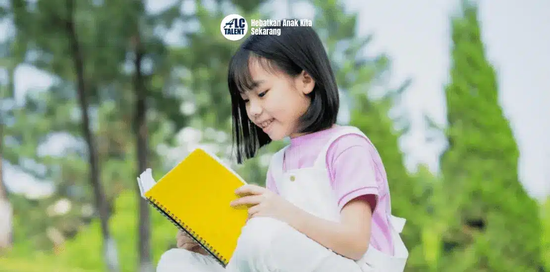 seorang anak perempuan sedang membaca buku