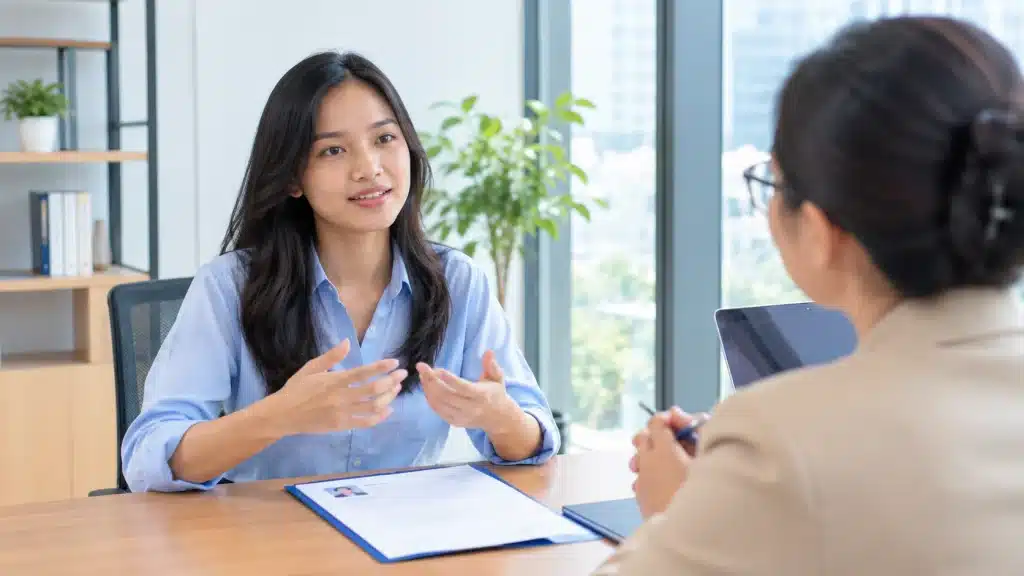 Fresh graduate berlatih interview kerja agar cepat siap kerja