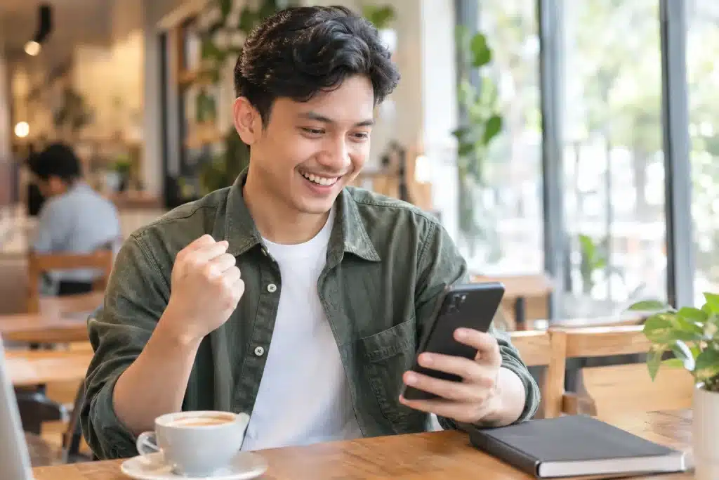 Pelamar kerja senang menerima balasan email dari HRD